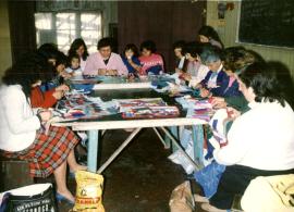 Fotografía de mujeres haciendo arpillera