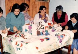 Fotografía de mujeres bordando